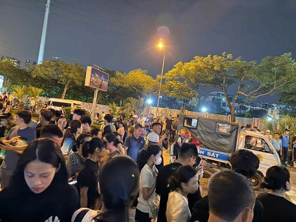 Hà Nội: Ô tô mất lái tông nhiều người thương vong tại Dương Nội- Ảnh 3. Hà Nội: Ô tô mất lái tông nhiều người thương vong tại Dương Nội- Ảnh 3.