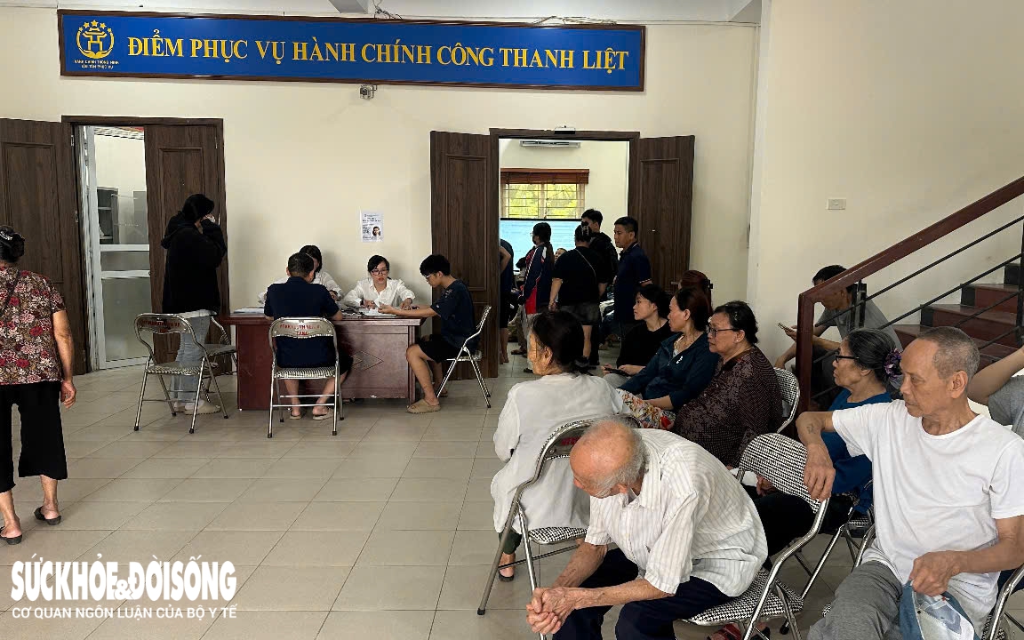 Người già không có lương hưu phấn khởi khi được nhận trợ cấp