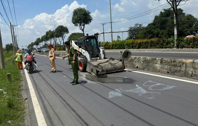 TP Hồ Chí Minh: Xác minh đối tượng phun sơn dòng chữ 'bắn tốc độ' trên đường Lê Quang Đạo- Ảnh 3. TP Hồ Chí Minh: Xác minh đối tượng phun sơn dòng chữ 'bắn tốc độ' trên đường Lê Quang Đạo- Ảnh 3.