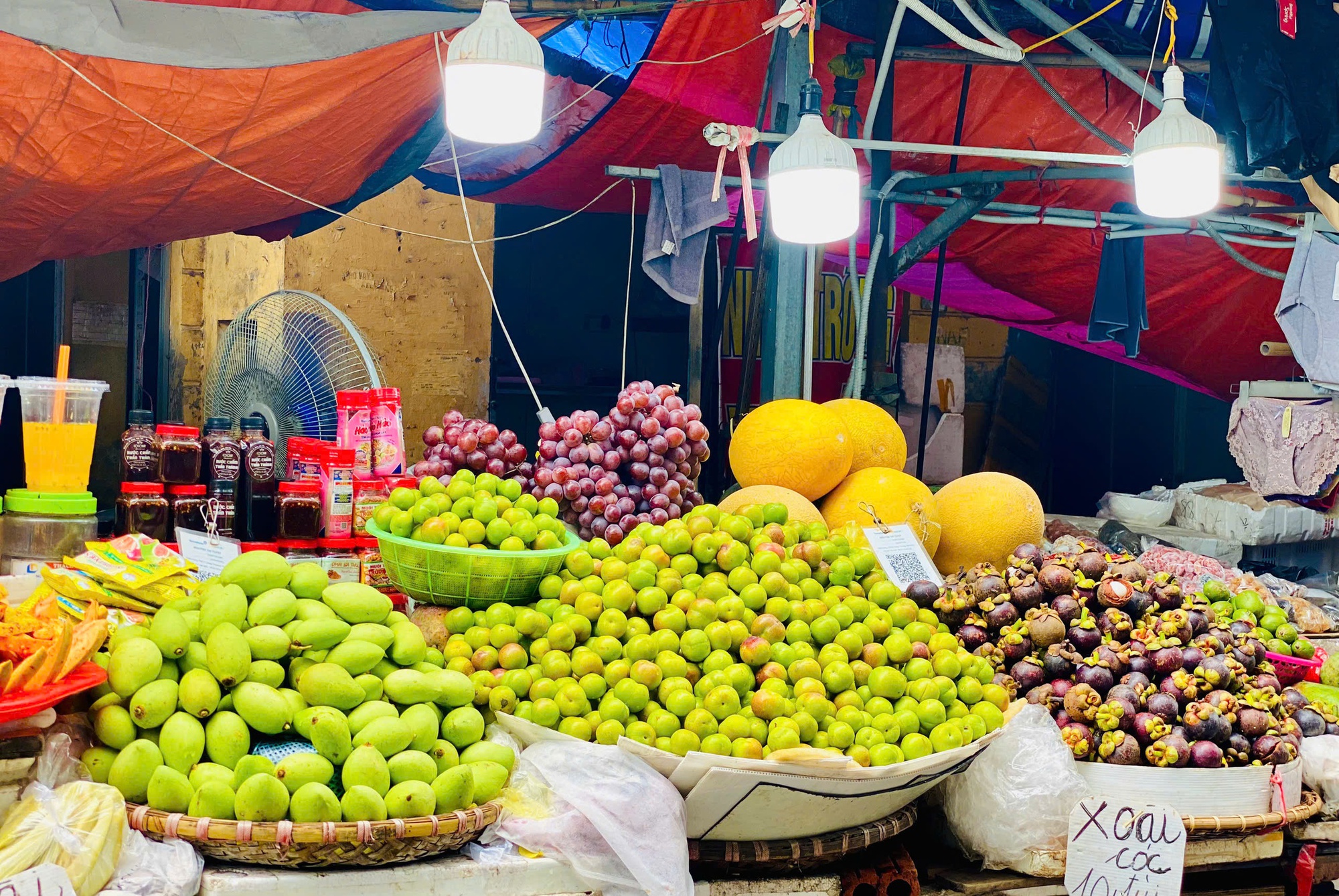 Một loại mận của Trung Quốc có giá vài trăm nghìn đồng/kg đổ bộ thị trường quả Việt được chị em săn đón- Ảnh 1.