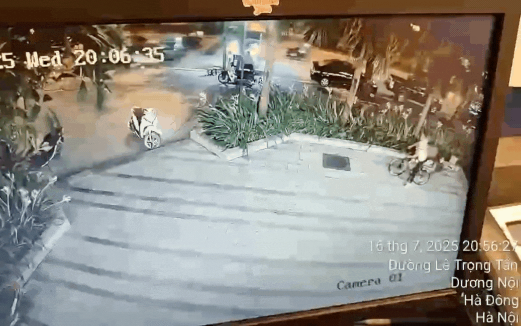 Video ô tô đâm liên hoàn nhiều phương tiện tại Dương Nội, 1 người tử vong