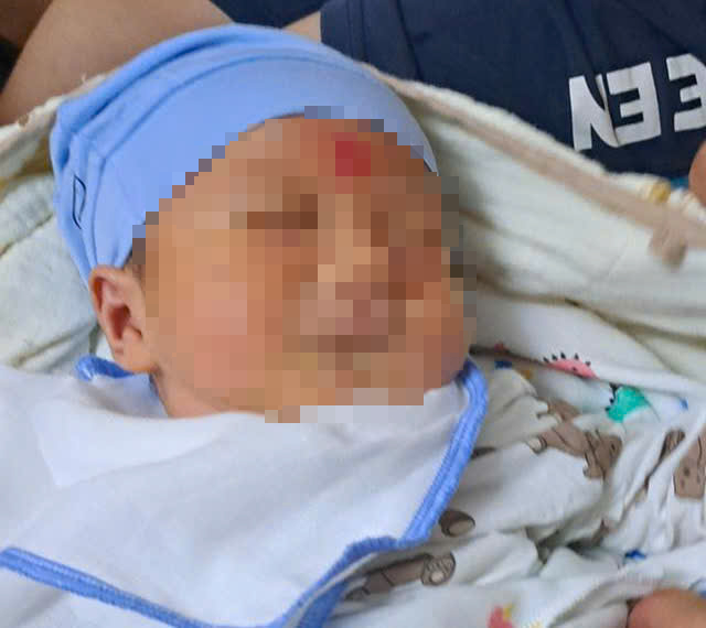 Trên đường đi chơi về, người dân phát hiện bé trai sơ sinh bị bỏ rơi trong đêm- Ảnh 1. Trên đường đi chơi về, người dân phát hiện bé trai sơ sinh bị bỏ rơi trong đêm- Ảnh 1.