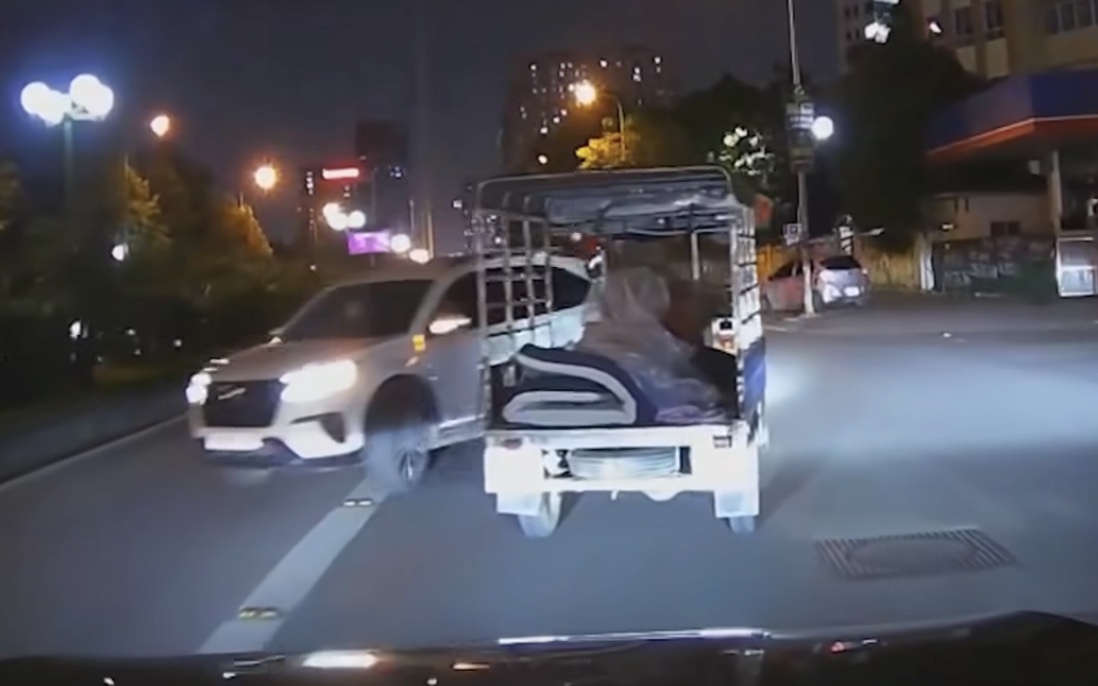 Nhân chứng kể lại khoảnh khắc thoát nạn trước khi xảy ra vụ ô tô tông liên hoàn ở Hà Nội