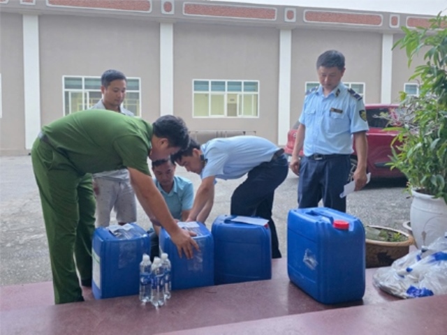 Cận cảnh kho đông lạnh chứa hơn 13 tấn chân gà ngâm hóa chất tẩy trắng- Ảnh 4.