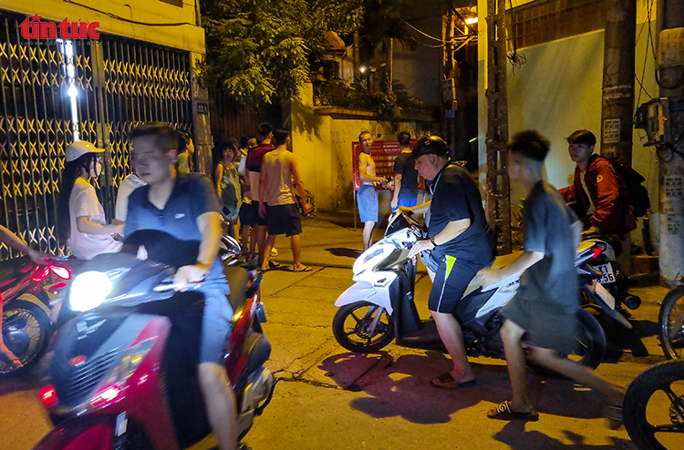 Cháy dữ dội tại kho hàng trong ngõ 389 Trương Định, nhiều tiếng nổ rung chuyển nhà dân- Ảnh 6.