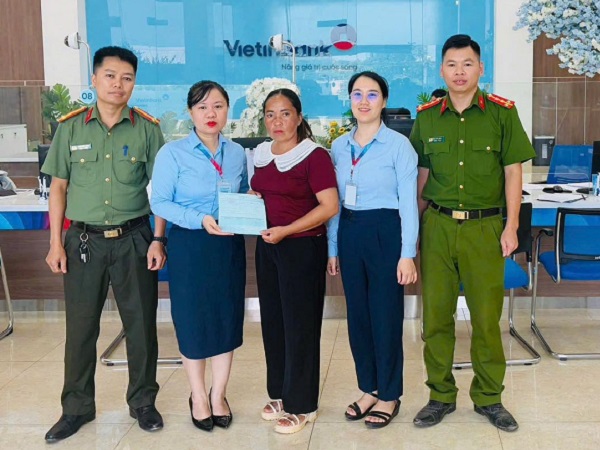 Tuyên Quang: Công an hỗ trợ người dân trả lại 500 triệu đồng tiền chuyển khoản nhầm- Ảnh 1.