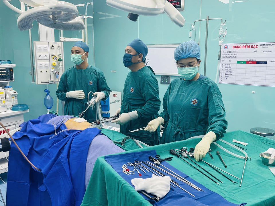 Thiếu niên 13 tuổi bị dây sắt đâm xuyên bụng gây thủng ruột non, ruột già- Ảnh 1.