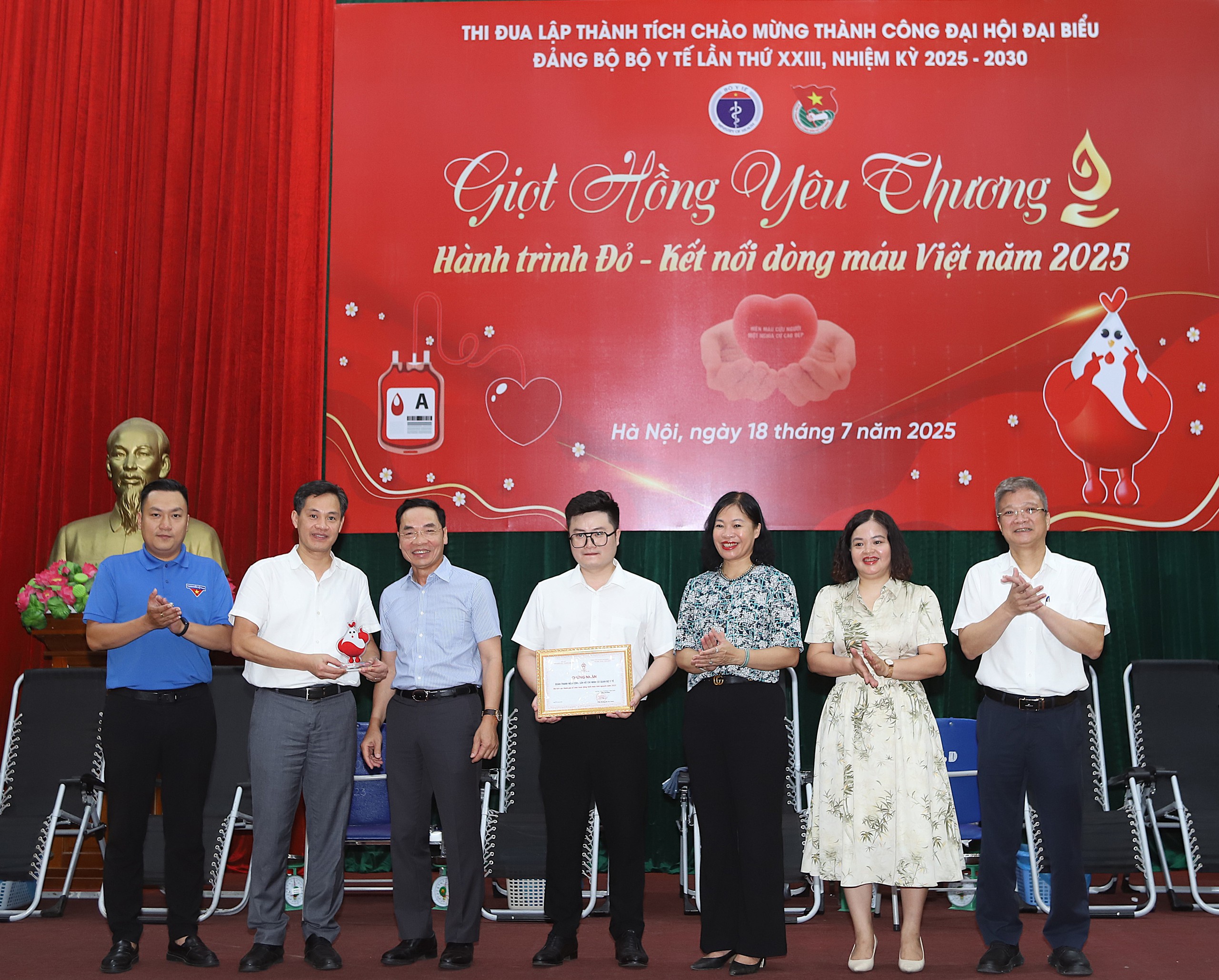 Anh Bùi Đình Tuấn - Bí thư Đoàn thanh niên cơ quan Bộ Y tế nhận Chứng nhận của Viện Huyết học - Truyền máu Trung ương về việc công nhận đơn vị tích cực tham gia tổ chức các hoạt động hiến máu năm 2025.
