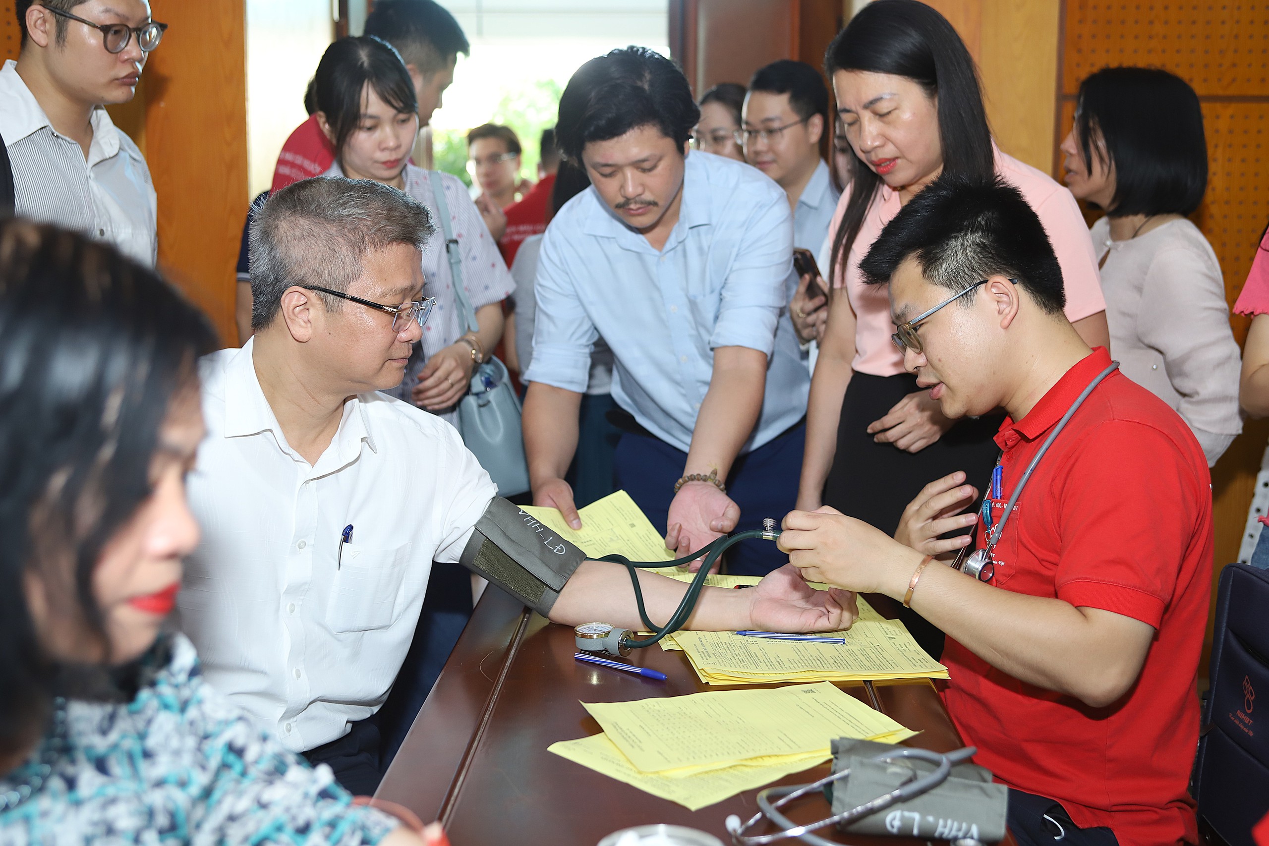 Ông Nguyễn Minh Lợi, Cục trưởng Cục Cơ sở hạ tầng và Trang thiết bị y tế (Bộ Y tế) tham gia hiến máu tình nguyện trong sáng 18/7.