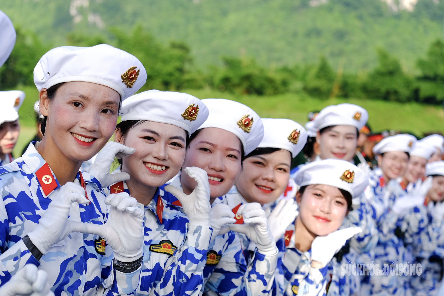 Khối nữ Quân y ‘khoe’ khí chất trong bộ quân phục rằn ri hiện đại- Ảnh 6. Khối nữ Quân y ‘khoe’ khí chất trong bộ quân phục rằn ri hiện đại- Ảnh 6.
