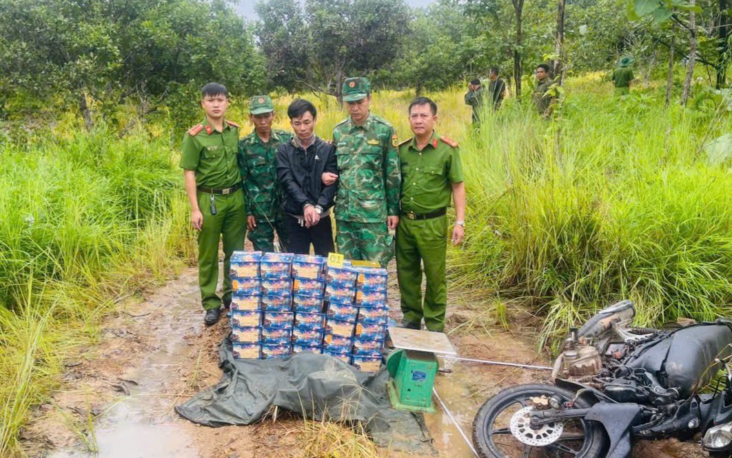 TPHCM: Triệt phá hàng loạt đường dây thuốc lá lậu, pháo nổ dịp Tết- Ảnh 6.