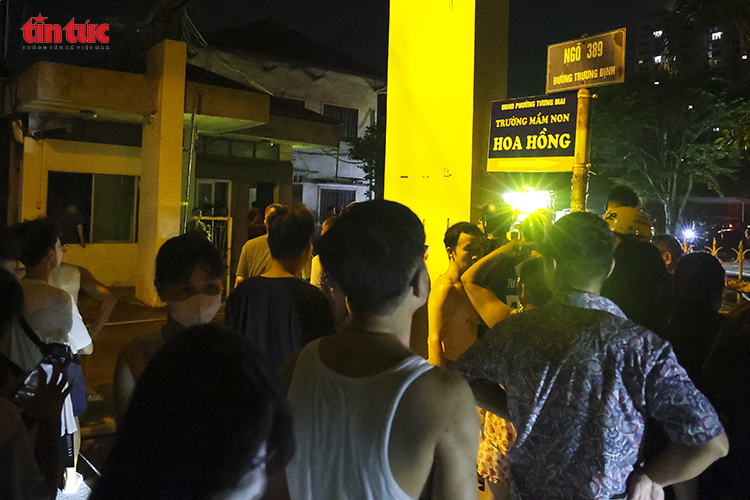 Cháy dữ dội tại kho hàng trong ngõ 389 Trương Định, nhiều tiếng nổ rung chuyển nhà dân- Ảnh 8.
