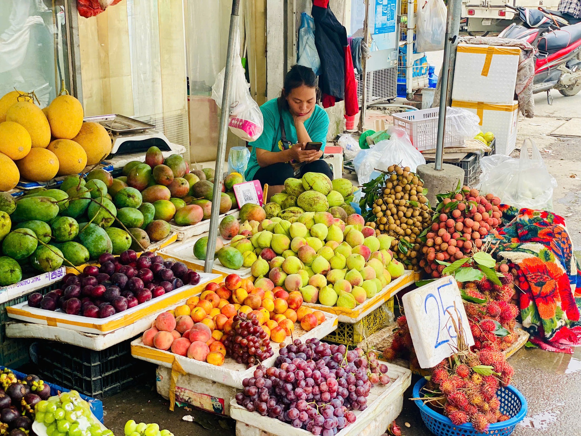 Một loại đào của Trung Quốc đổ bộ thị trường Việt, giá vài chục nghìn đồng/quả- Ảnh 1.