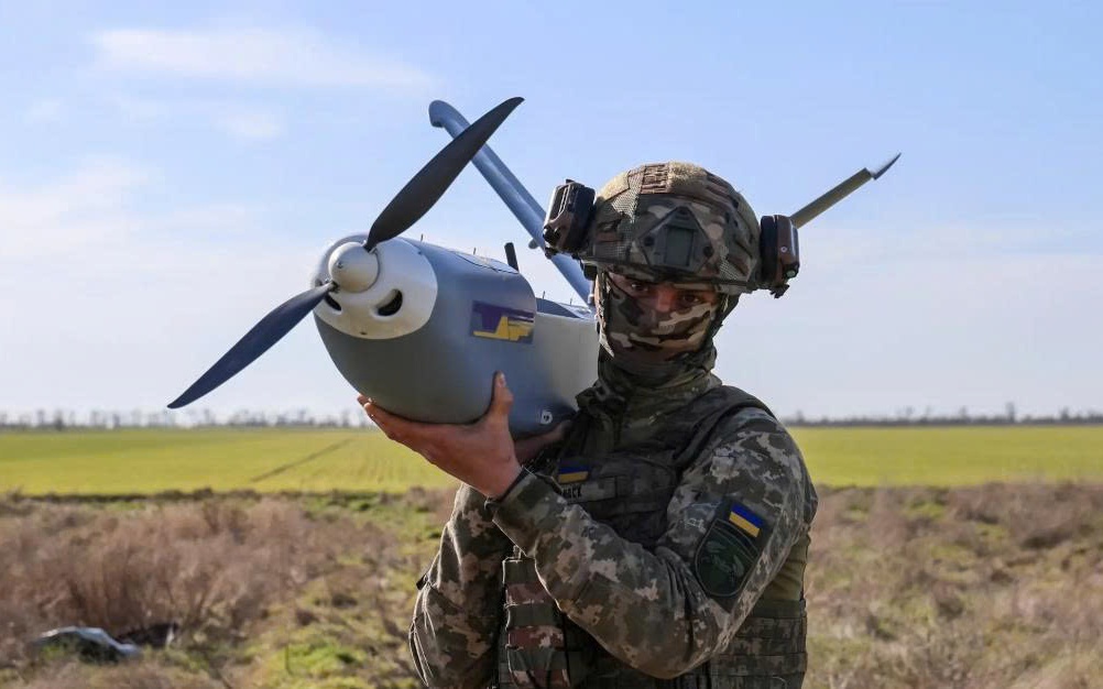 Lính Nga phát hiện mìn chống tăng Ukraine giấu trong... thân cây- Ảnh 2.