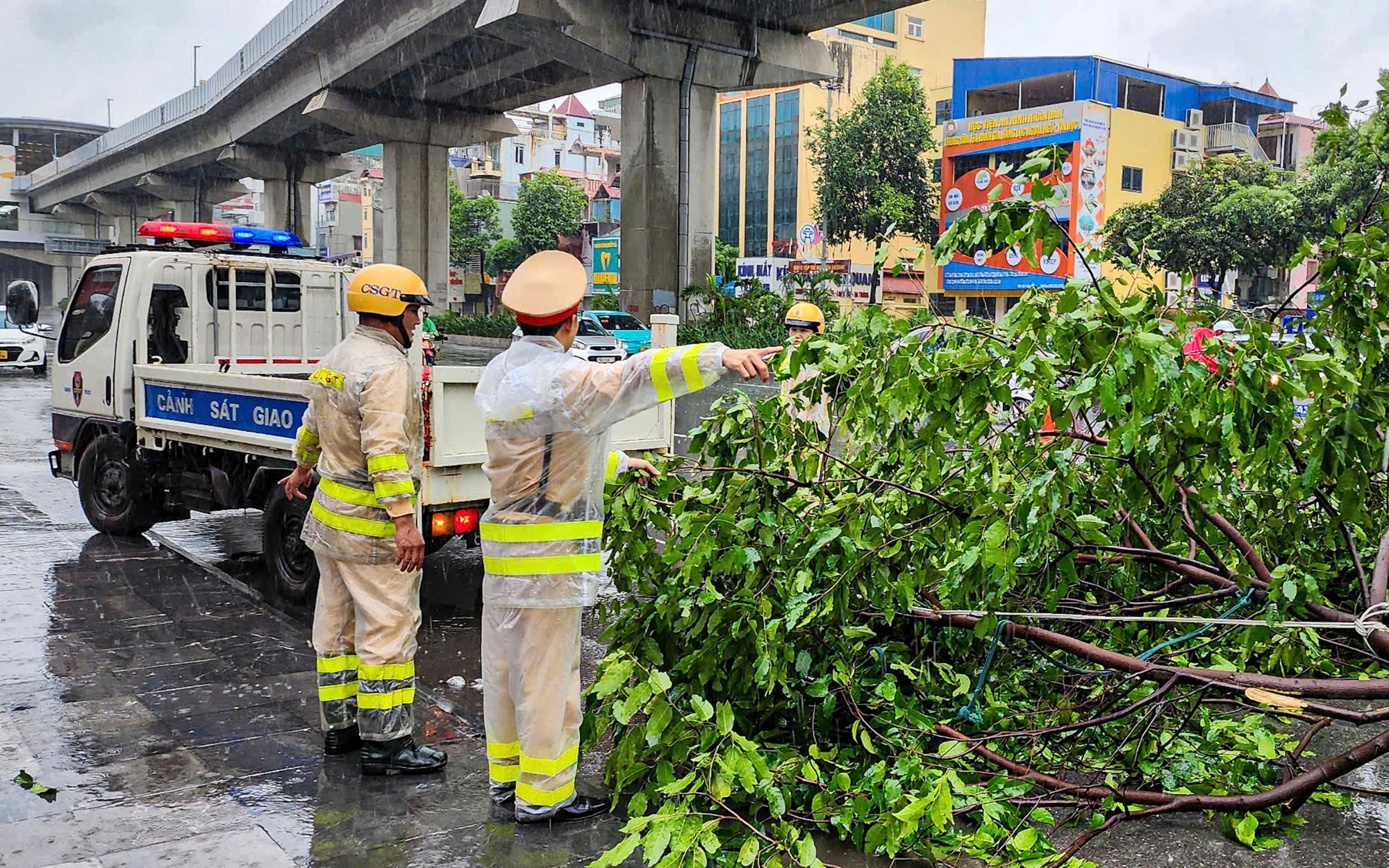 Hà Nội bất ngờ mưa lớn kèm gió giật mạnh, Công an khuyến cáo khẩn