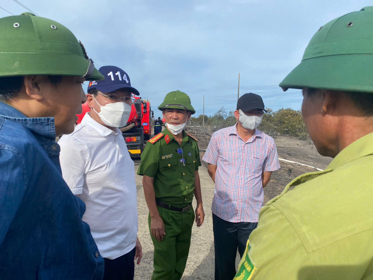 Hàng trăm người khống chế cháy rừng keo ở Huế- Ảnh 3.