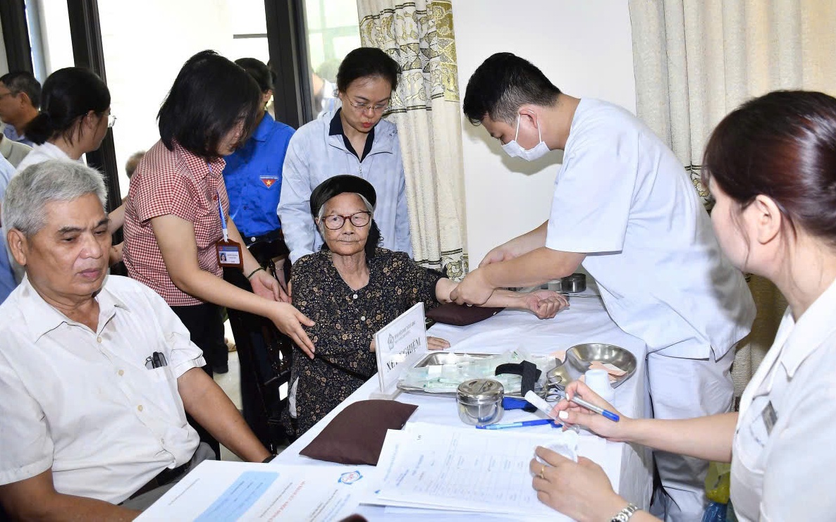 Hà Nội: Khám, tư vấn, cấp phát thuốc miễn phí cho người có công, thân nhân Liệt sĩ