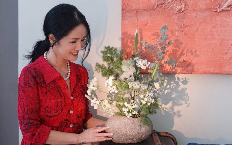 Diva Hồng Nhung đấu giá chiếc váy đặc biệt ủng hộ bệnh nhân ung thư vú- Ảnh 6. Hành trình vượt bạo bệnh của ca sĩ Hồng Nhung nhờ khu vườn trên cao và không gian "chữa lành"