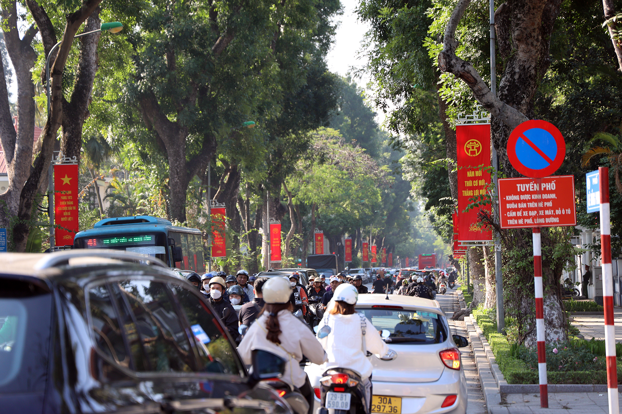 Chuẩn bị cấm xe máy xăng vành đai 1: Hà Nội đầu tư hạ tầng trạm sạc xe điện, tuyến buýt, trạm dừng đỗ như thế nào?- Ảnh 1.