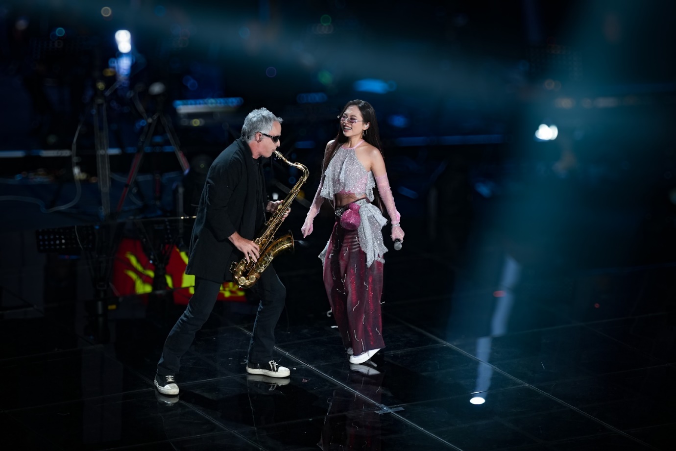 Phương Mỹ Chi trình diễn 'Vũ trụ có anh' phiên bản độc nhất với live band- Ảnh 1.