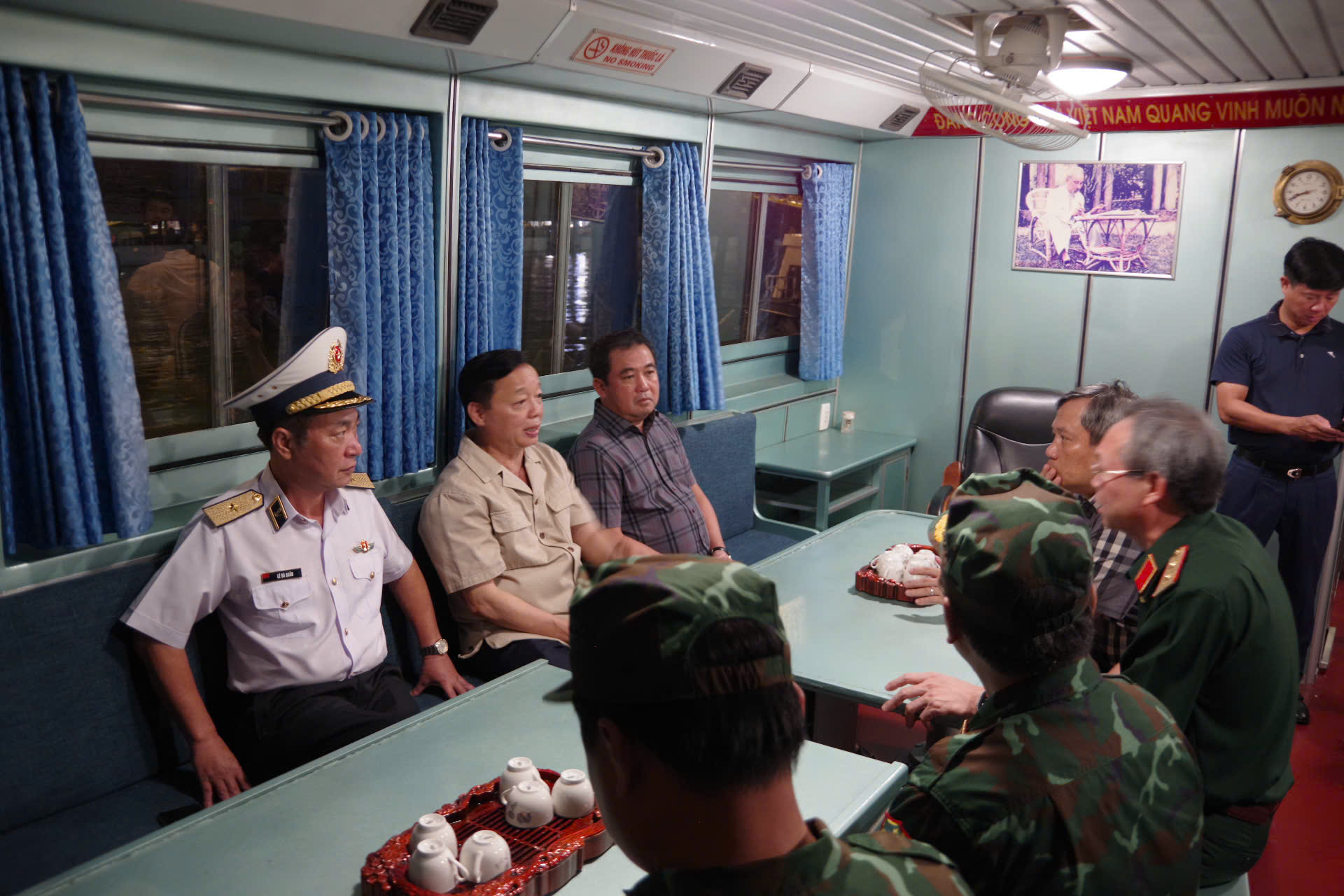 Ngành y tế sẵn sàng mọi tình huống khi tìm kiếm được nạn nhân vụ lật tàu du lịch ở Hạ Long- Ảnh 3.