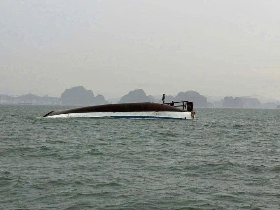 Cứu được 11 người, 6 người tử vong vụ lật tàu du lịch ở Vịnh Hạ Long- Ảnh 3.