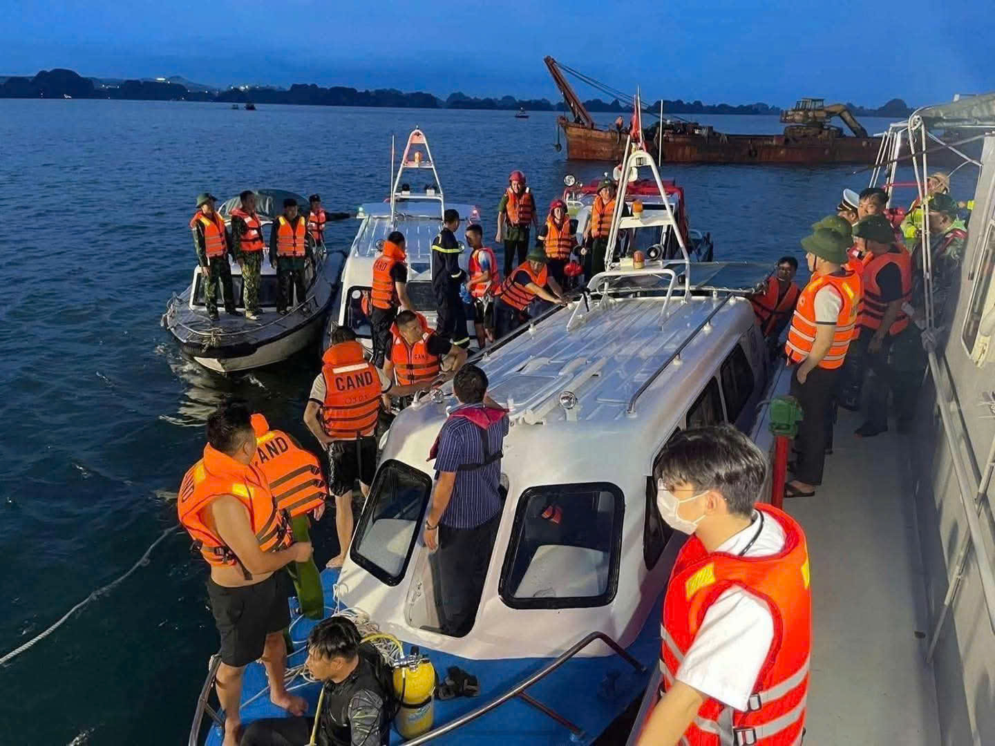 Phó Thủ tướng Trần Hồng Hà trực tiếp về Quảng Ninh chỉ đạo công tác cứu hộ vụ tàu du lịch gặp nạn- Ảnh 3.
