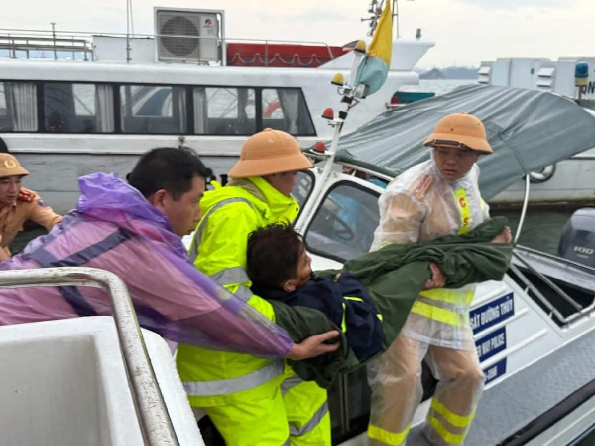 Phó Thủ tướng Trần Hồng Hà trực tiếp về Quảng Ninh chỉ đạo công tác cứu hộ vụ tàu du lịch gặp nạn- Ảnh 2.