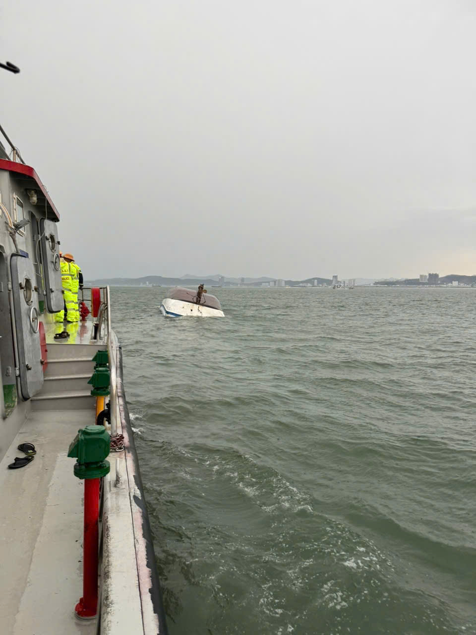 Cứu được 11 người, 6 người tử vong vụ lật tàu du lịch ở Vịnh Hạ Long- Ảnh 4.