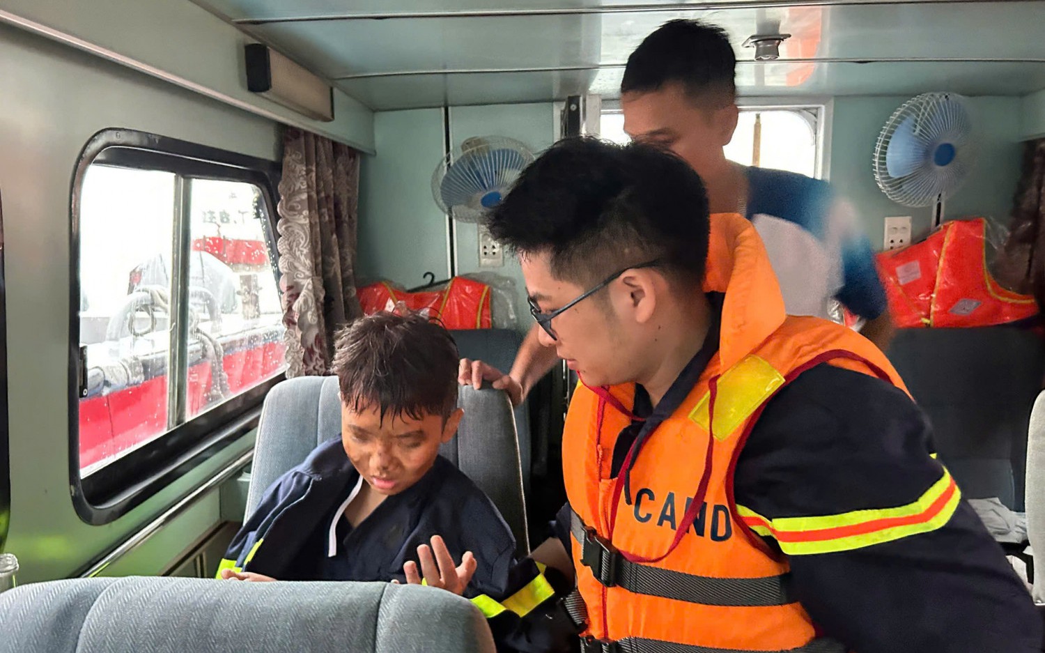 Cứu được 11 người, 6 người tử vong vụ lật tàu du lịch ở Vịnh Hạ Long