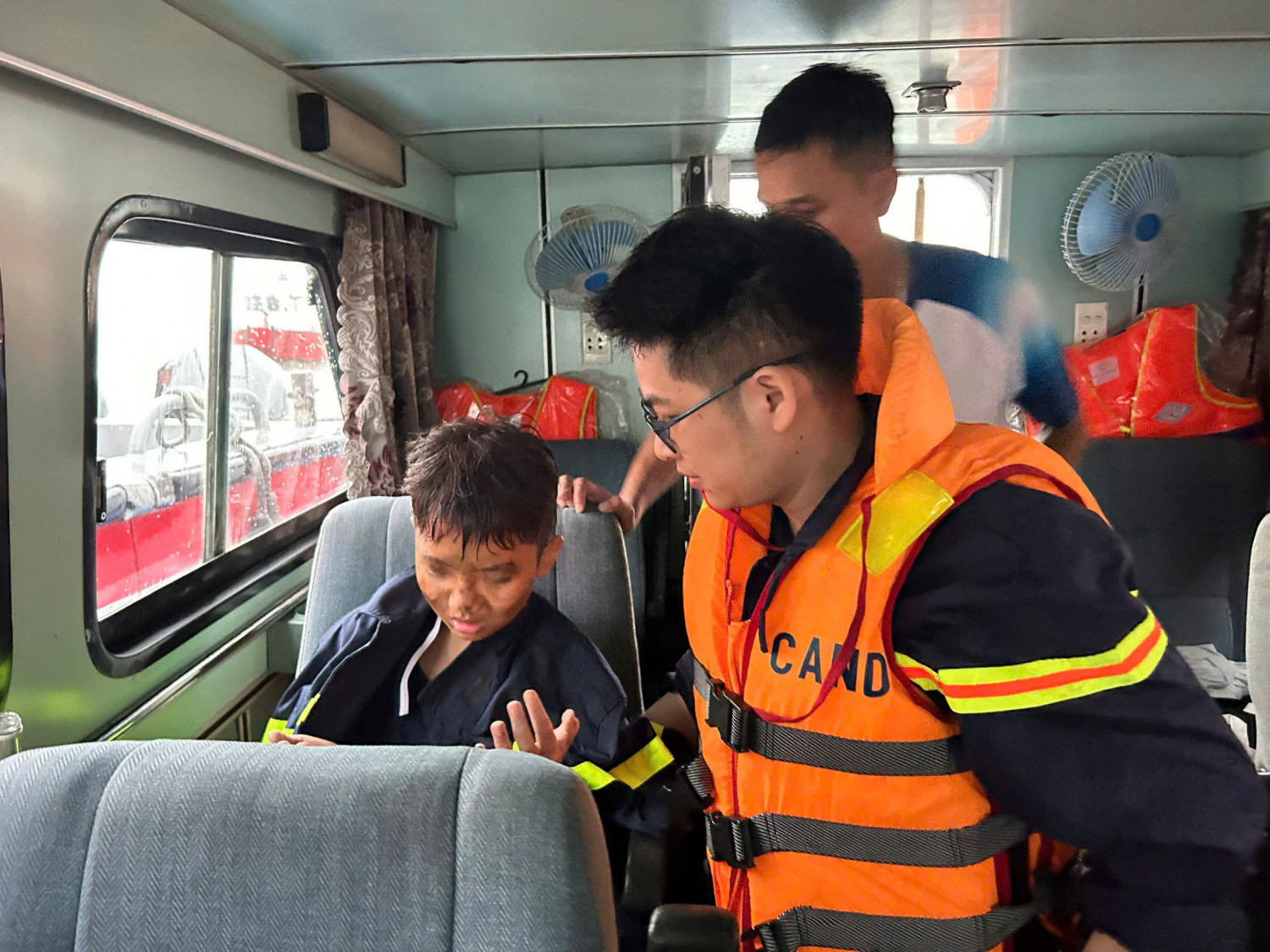 Cứu được 11 người, 6 người tử vong vụ lật tàu du lịch ở Vịnh Hạ Long- Ảnh 8.