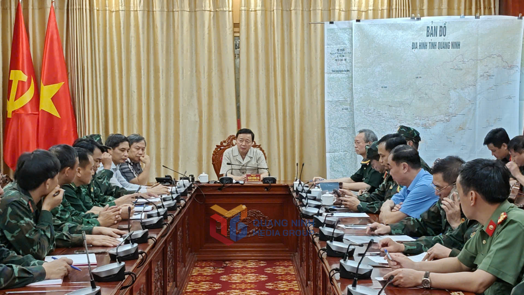 Phó Thủ tướng Trần Hồng Hà trực tiếp về Quảng Ninh chỉ đạo công tác cứu hộ vụ tàu du lịch gặp nạn- Ảnh 1.