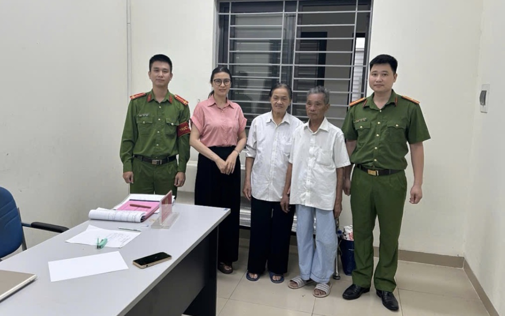 Xuống xe khách giữa đường, bé gái người Mông đi lạc gần 10 tiếng- Ảnh 2.