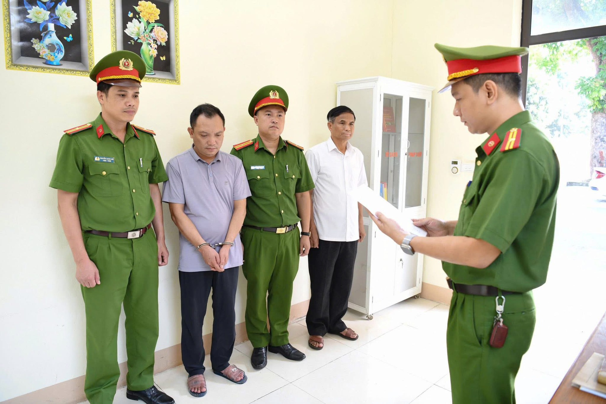 Giám đốc công ty mỹ phẩm Athena bị bắt vì sản xuất hàng nghìn sản phẩm giả, lừa dối người tiêu dùng- Ảnh 1.