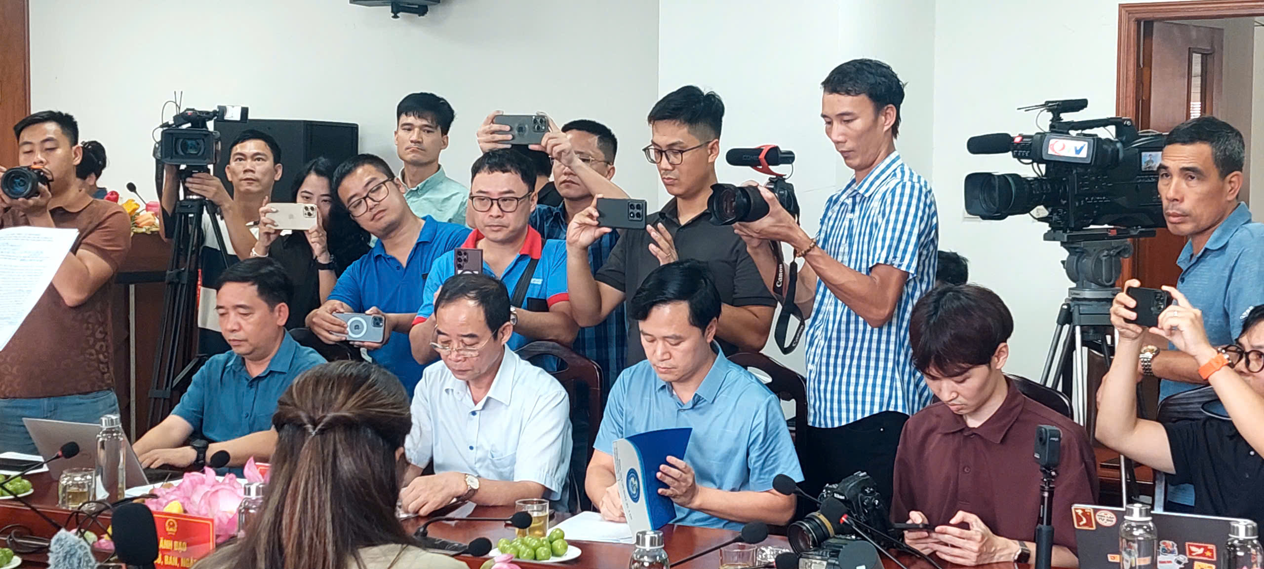 Vì sao không dùng máy bay trực thăng cứu hộ nạn nhân trong vụ đắm tàu du lịch?- Ảnh 2.