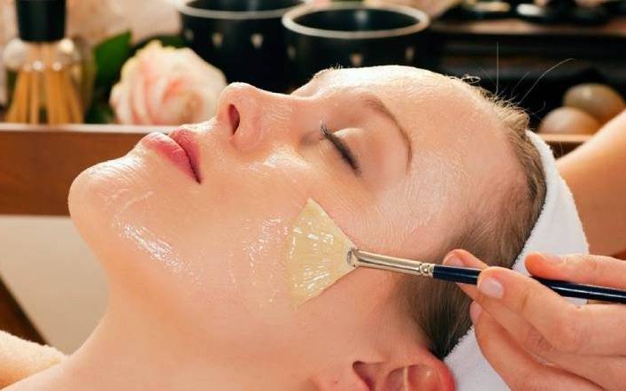 Cách ăn trứng gà để làm đẹp da, chống lão hóa- Ảnh 3. Trứng gà + mật ong: Công thức mặt nạ giúp da mịn như em bé
