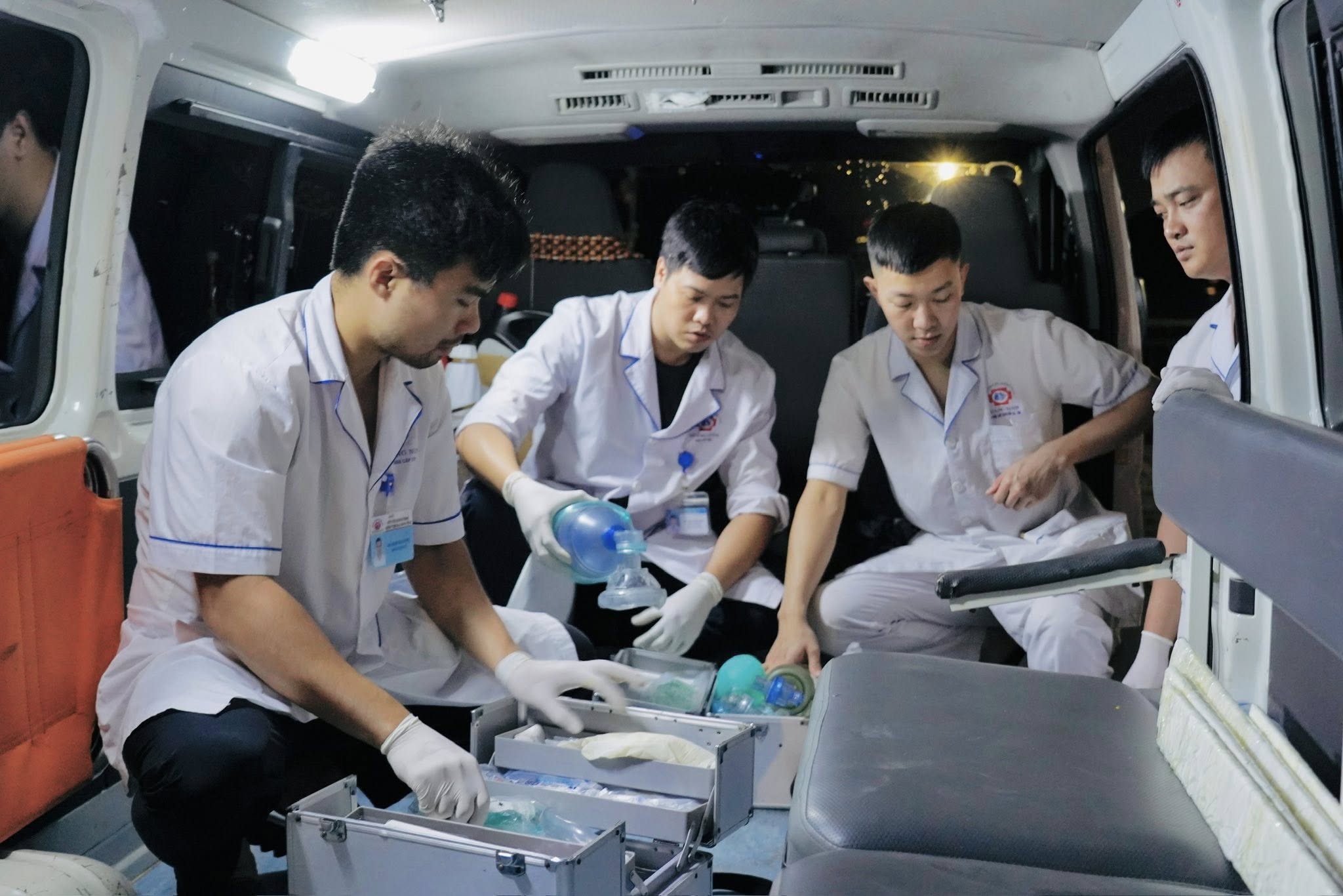 Ngành Y tế Quảng Ninh kích hoạt ứng phó khẩn cấp, huy động toàn lực cứu chữa nạn nhân- Ảnh 2.