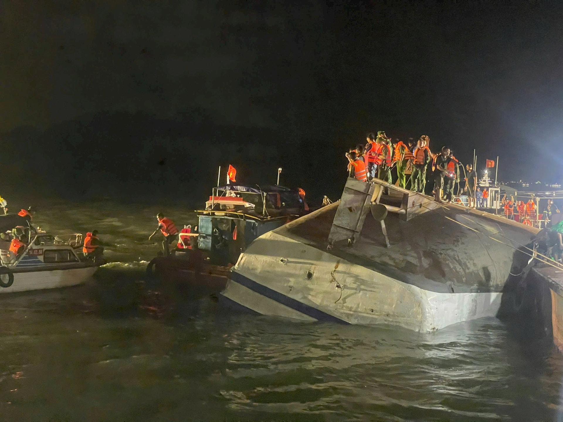 Vụ tàu du lịch bị đắm ở Quảng Ninh, còn 4 nạn nhân mất tích - Ảnh 2. Vụ tàu du lịch bị đắm ở Quảng Ninh, còn 4 nạn nhân mất tích - Ảnh 2.