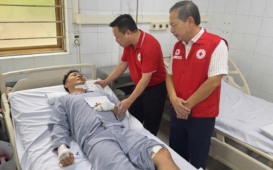 TƯ Hội Chữ thập đỏ Việt Nam hỗ trợ các nạn nhân trong vụ lật tàu trên vịnh Hạ Long