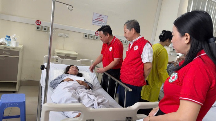 TƯ Hội Chữ thập đỏ Việt Nam hỗ trợ các nạn nhân trong vụ lật tàu trên vịnh Hạ Long- Ảnh 1.