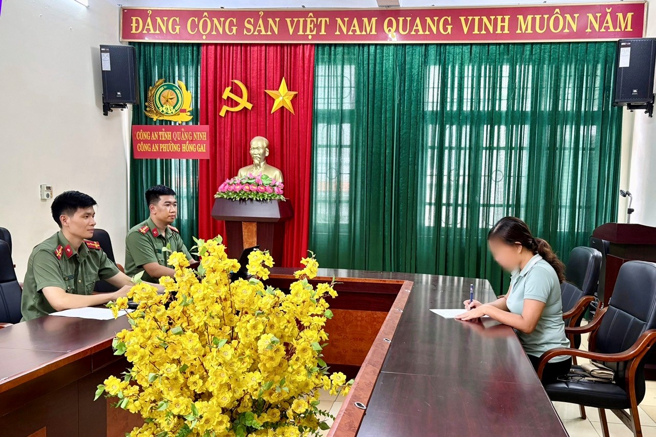 Xử lý đối tượng đăng thông tin sai sự thật liên quan vụ lật tàu du lịch trên Vịnh Hạ Long- Ảnh 1. Xử lý đối tượng đăng thông tin sai sự thật liên quan vụ lật tàu du lịch trên Vịnh Hạ Long- Ảnh 1.