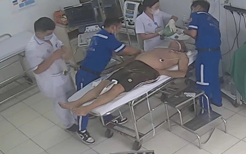 Video ‘thần tốc’ ép tim cứu người ngưng tim, ngưng thở trên bãi biển Nha Trang