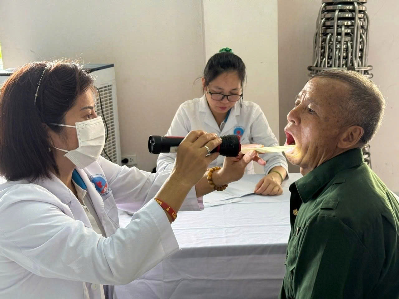Khám bệnh, cấp thuốc miễn phí cho 300 đối tượng chính sách tại Nghĩa Lộ, Lào Cai- Ảnh 1.