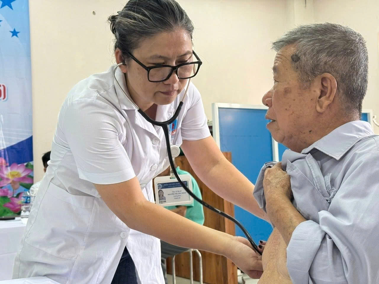 Khám bệnh, cấp thuốc miễn phí cho 300 đối tượng chính sách tại Nghĩa Lộ, Lào Cai- Ảnh 2.