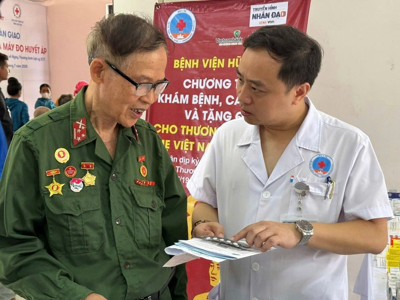 Khám bệnh, cấp thuốc miễn phí cho 300 đối tượng chính sách tại Nghĩa Lộ, Lào Cai- Ảnh 4.