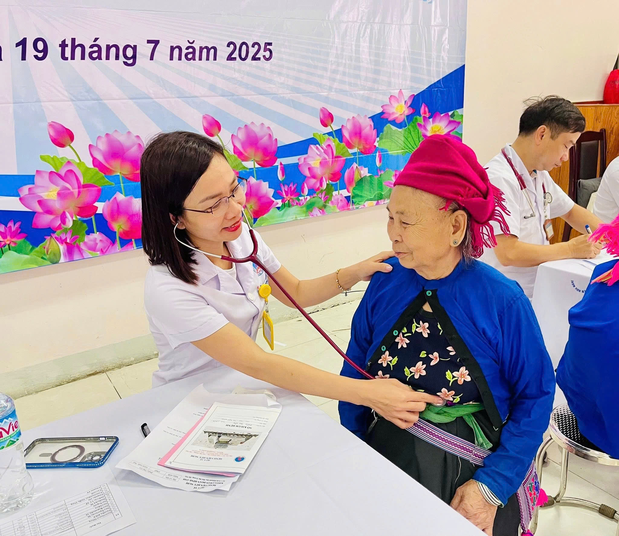 Khám bệnh, cấp thuốc miễn phí cho 300 đối tượng chính sách tại Nghĩa Lộ, Lào Cai- Ảnh 5.