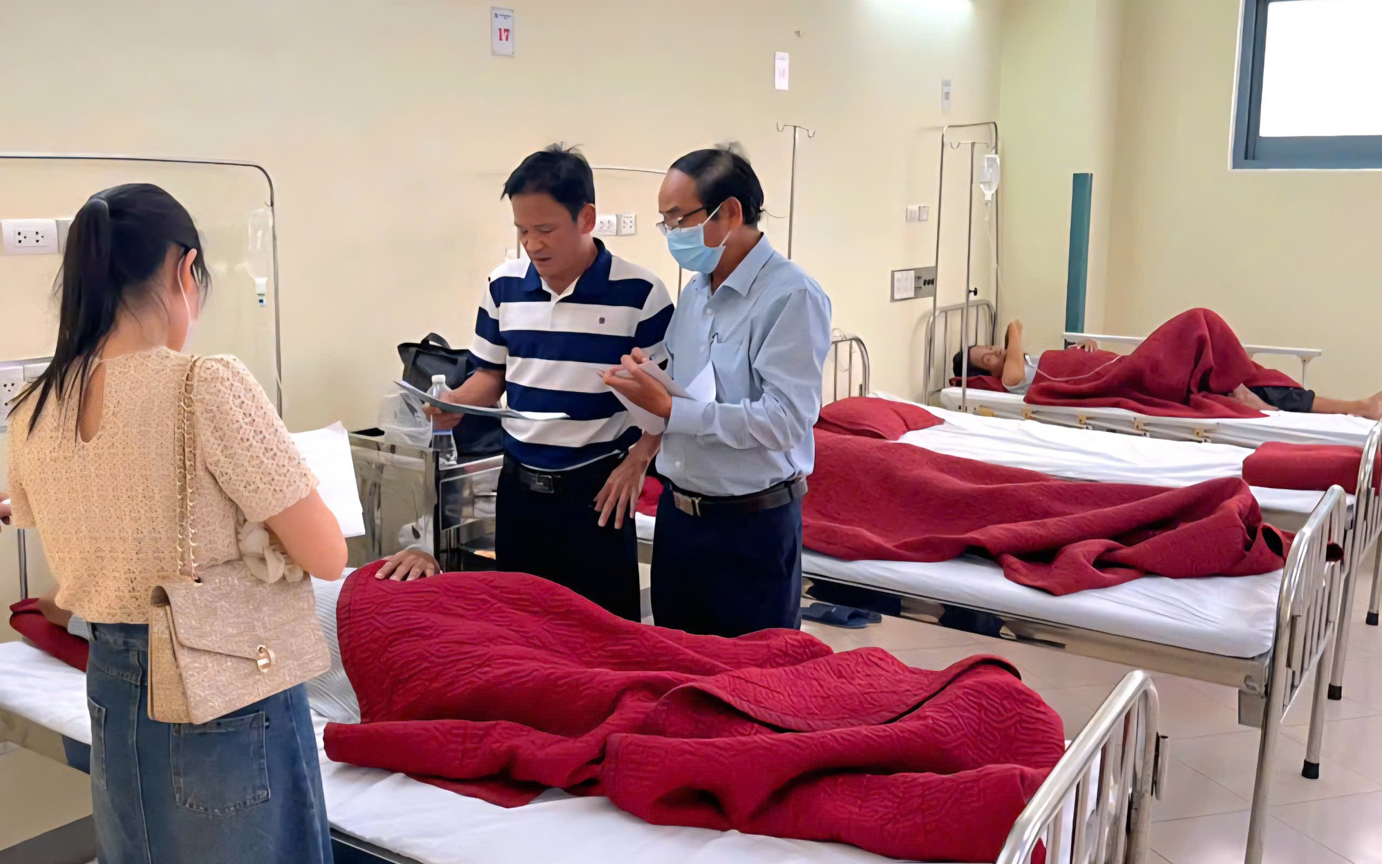 Khẩn trương làm rõ nguyên nhân vụ nhiều người nhập viện sau khi ăn giỗ ở Huế