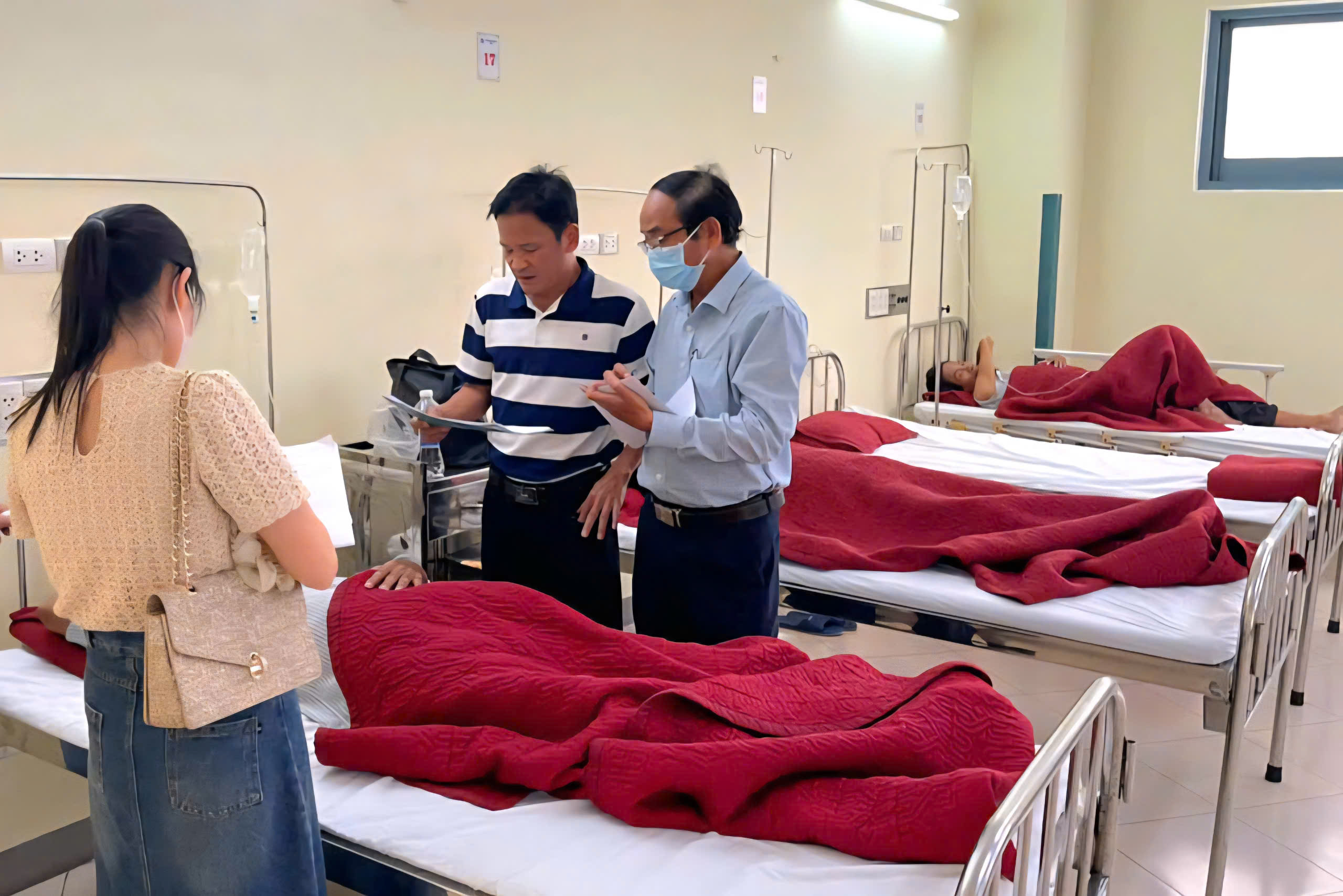 Khẩn trương làm rõ nguyên nhân vụ nhiều người nhập viện sau khi ăn giỗ ở Huế- Ảnh 1. Khẩn trương làm rõ nguyên nhân vụ nhiều người nhập viện sau khi ăn giỗ ở Huế- Ảnh 1.