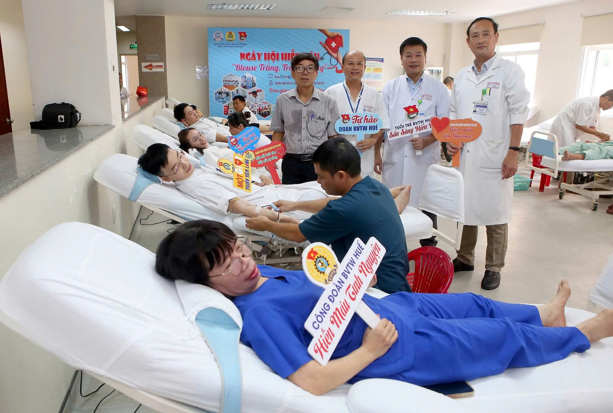 Nguồn máu điều trị khan hiếm, bác sĩ kêu gọi hiến tặng cứu người- Ảnh 1. Nguồn máu điều trị khan hiếm, bác sĩ kêu gọi hiến tặng cứu người- Ảnh 1.