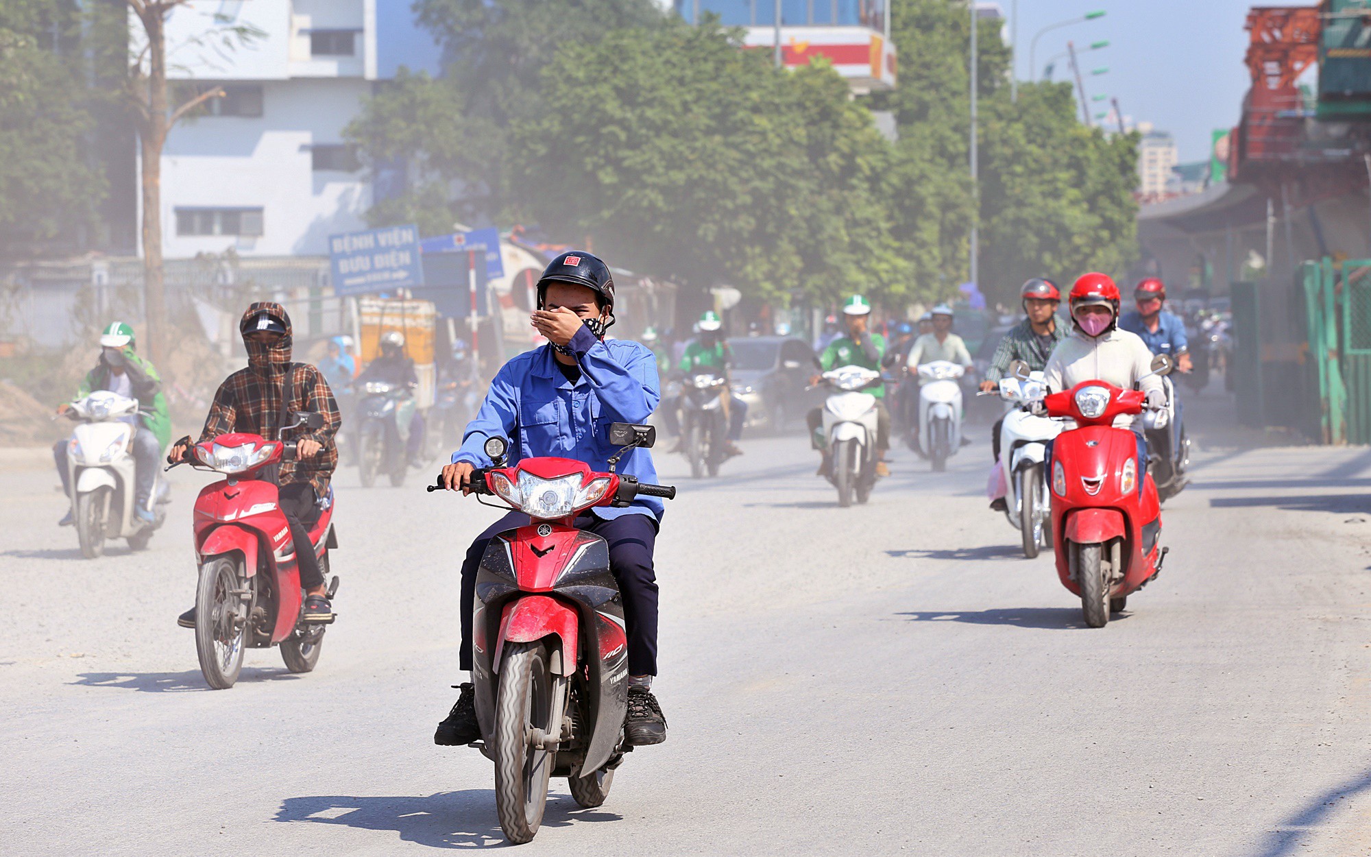 Nguồn bụi gây ô nhiễm không khí ở Hà Nội không chỉ từ giao thông